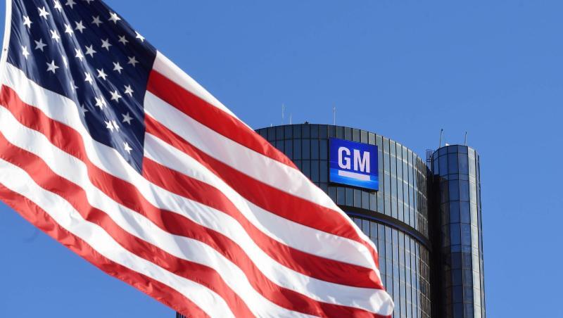 Vor der Firmenzentrale des Autoherstellers General Motors (GM) in Detroit weht die Fahne der USA. Vor der Firmenzentrale des Autoherstellers General Motors (GM) in Detroit weht die Fahne der USA.