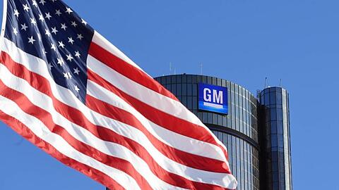 Vor der Firmenzentrale des Autoherstellers General Motors (GM) in Detroit weht die Fahne der USA.