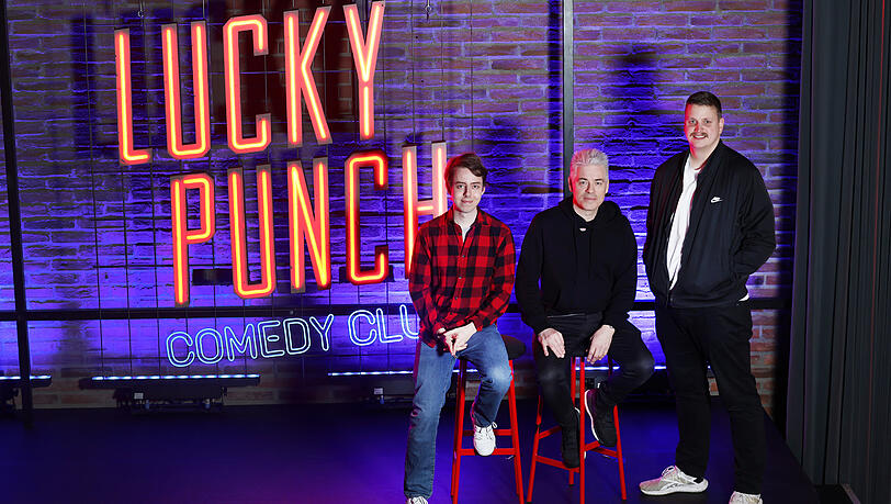 Die Backsteinwand im Hintergrund erinnert an New Yorker Keller-Clubs. David Mellein (l.), Michael Mittermeier und Hauke van Göns treten hier regelmäßig auf.