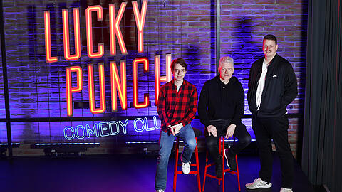 Die Backsteinwand im Hintergrund erinnert an New Yorker Keller-Clubs. David Mellein (l.), Michael Mittermeier und Hauke van Göns treten hier regelmäßig auf.