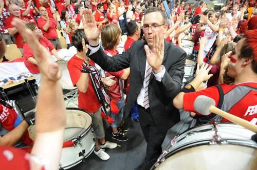 Bad in der Menge: Bambergs Basketball-Fans feiern Brose-Trainer Chris Fleming.