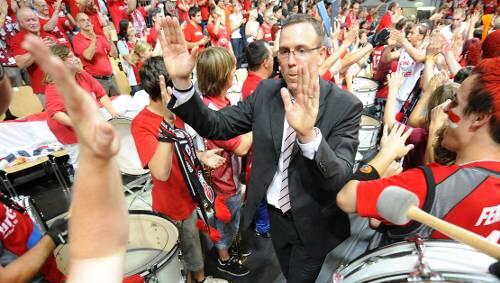 Bad in der Menge: Bambergs Basketball-Fans feiern Brose-Trainer Chris Fleming. Bad in der Menge: Bambergs Basketball-Fans feiern Brose-Trainer Chris Fleming.