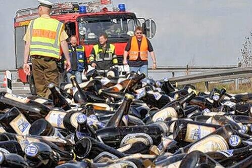 So eine Verschwendung: Tausende Bierflaschen landeten am Dientag auf der Fahrbahn der Autobahnanschlusstelle Kirchheim.
