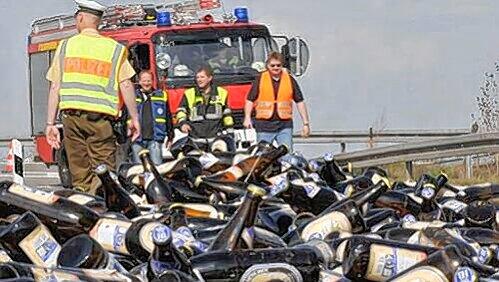 So eine Verschwendung: Tausende Bierflaschen landeten am Dientag auf der Fahrbahn der Autobahnanschlusstelle Kirchheim. So eine Verschwendung: Tausende Bierflaschen landeten am Dientag auf der Fahrbahn der Autobahnanschlusstelle Kirchheim.