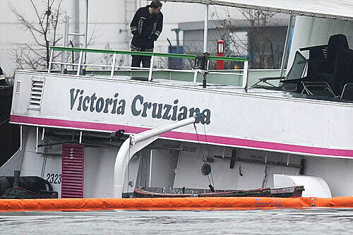 Macht ernsthafte Probleme: Aus dem auf der Donau gesunkenen Passagierschiff Victoria tritt immer mehr Öl aus.