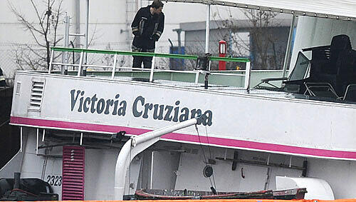 Macht ernsthafte Probleme: Aus dem auf der Donau gesunkenen Passagierschiff Victoria tritt immer mehr Öl aus. Macht ernsthafte Probleme: Aus dem auf der Donau gesunkenen Passagierschiff Victoria tritt immer mehr Öl aus.