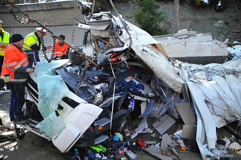 Ein Haufen Schrott: Hier wird die Wucht deutlich, welche auf den Lastwagen eingewirkt hat.