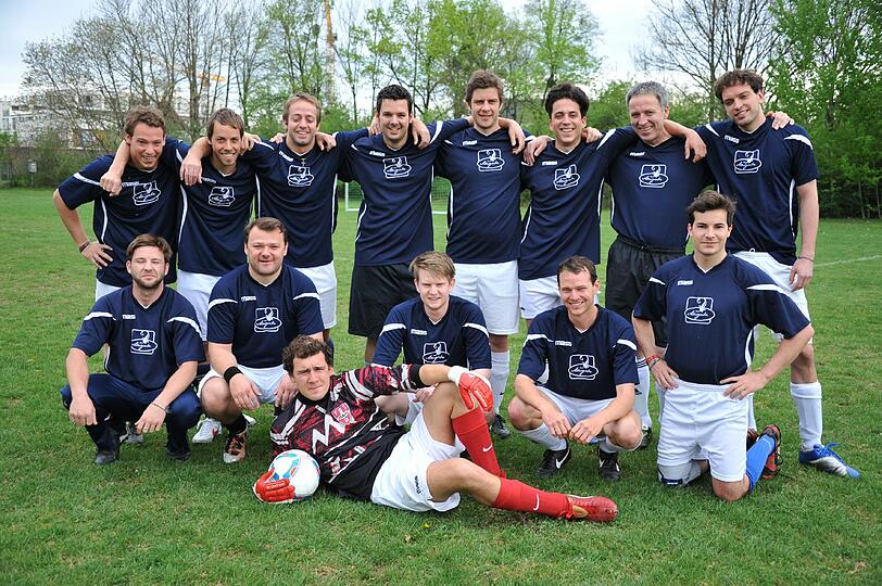So sehen Sieger aus: Der FC Spinnt der Beppi gewinnt gegen die Devils und trifft in der 2. Hauptrunde auf die Afghan Lions 08.