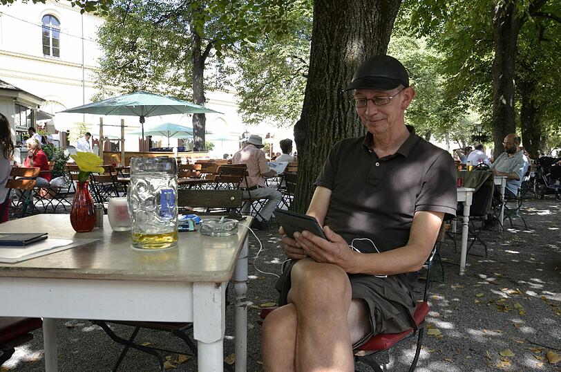 &bdquo;Ich schwöre auf E-Books&ldquo; Jens Tinschert (51), Hunde-Trainer: &bdquo;Ich habe mir vor kurzem ein E-Book-Reader zugelegt. Das Gerät ist einfach perfekt für mich. Mein Bücher-Regal ist nämlich schon rappelvoll. So kann ich hunderte Bücher überall hin mitnehmen. 
Im Moment lese ich ,Black and Blue&rsquo; von Ian Rankin. Das Buch ist Teil einer 18-Teiligen Krimi-Serie des Autors. Ich mag besonders, wie Rankin den Charakter des Inspektor Rebus über die Bücher hinweg entwickelt.&ldquo;