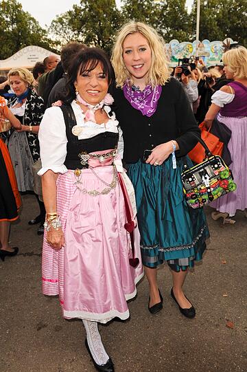 Gastgeberin Regine Sixt mit AZ-Redakteurin Kimberly Hoppe