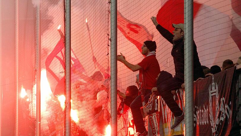 Beim Pokalspiel Duisburg gegen Köln kam es zu Vorfällen. Beim Pokalspiel Duisburg gegen Köln kam es zu Vorfällen.