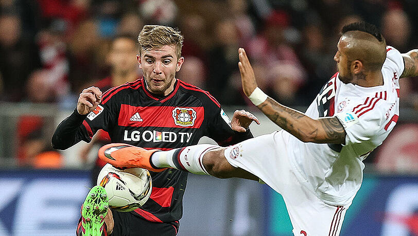 Kampf um den Ball: Leverkusens Christoph Kramer und Bayern-Profi Arturo Vidal (rechts). Kampf um den Ball: Leverkusens Christoph Kramer und Bayern-Profi Arturo Vidal (rechts).