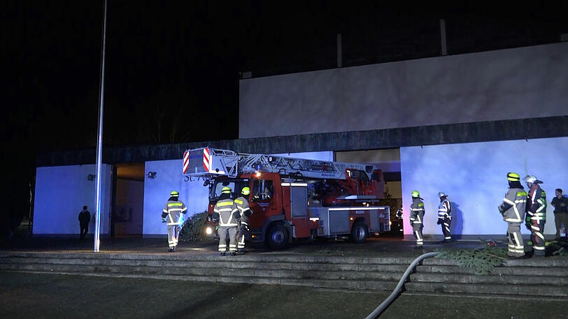 Zentimeterarbeit: Die Feuerwehr bugsierte ihre Drehleiter durch die Eingangstüre der Kirche...