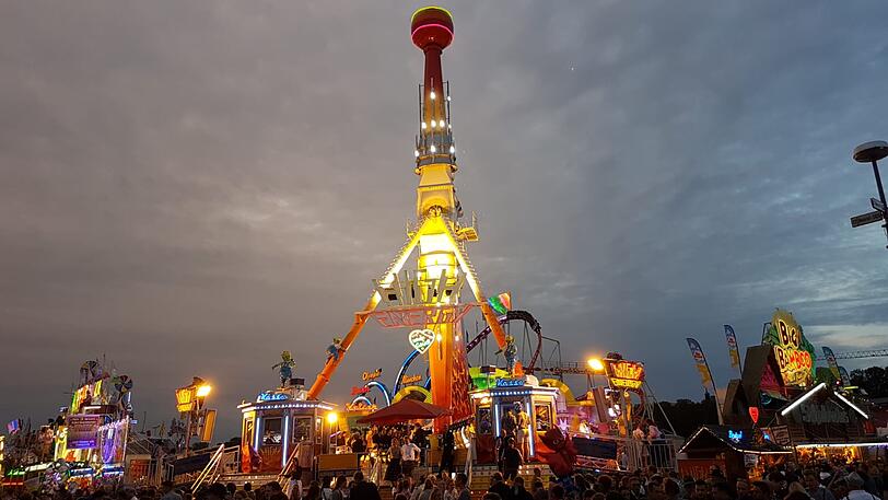 Es wird dunkel über dem Oktoberfest, der erste Tag neigt sich dem Ende entgegen.