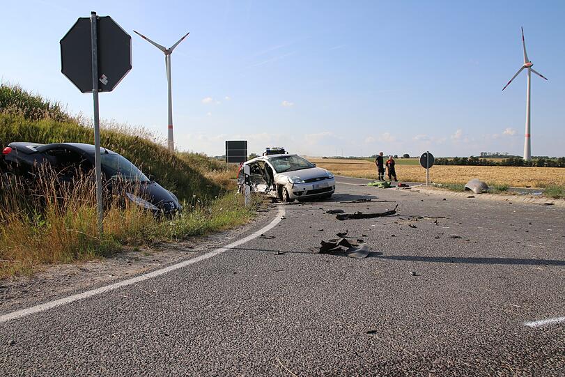 Bei Rothenburg ob der Tauber ist es am Sonntag zu einem schrecklichen Unfall gekommen. Zwei Menschen starben noch an der Unfallstelle, eine junge Frau erlag ihren Verletzungen in der darauffolgenden Nacht.