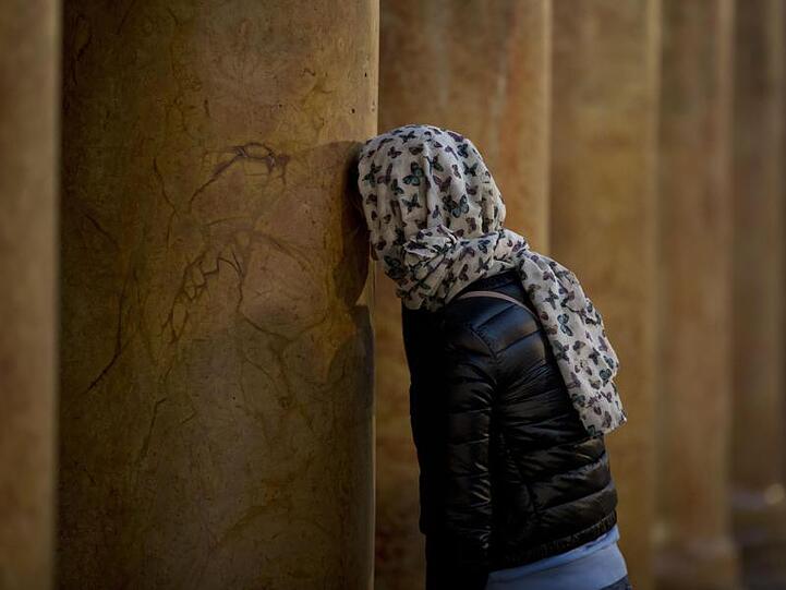 Stille Einkehr: Eine Frau betet in der Geburtskirche in Bethlehem.