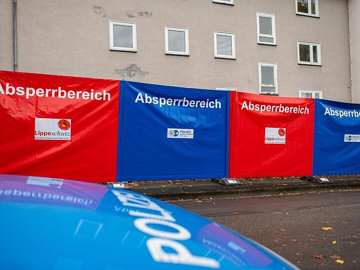 Sicht- und Zutrittssperren vor dem Haus, wo eine 15-Jährige ihren dreijährigen Halbbruder mit einem Messer getötet haben soll.