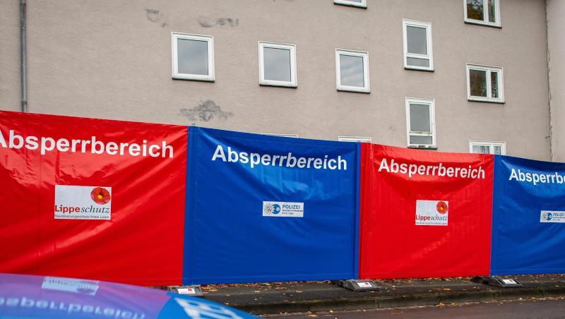 Sicht- und Zutrittssperren vor dem Haus, wo eine 15-Jährige ihren dreijährigen Halbbruder mit einem Messer getötet haben soll. Sicht- und Zutrittssperren vor dem Haus, wo eine 15-Jährige ihren dreijährigen Halbbruder mit einem Messer getötet haben soll.