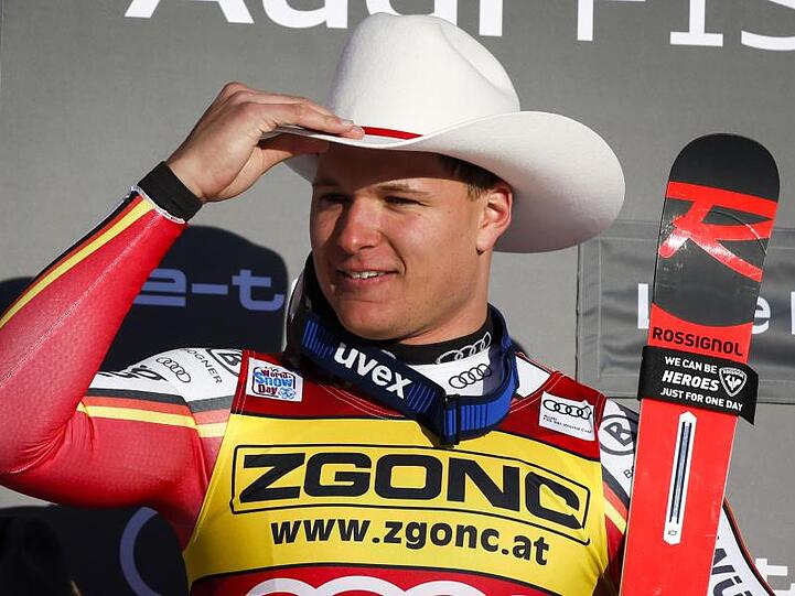 Thomas Dreßen aus Deutschland jubelt auf dem Podium über seinen Sieg. F. Foto: Jeff Mcintosh/The Canadian Press/AP/dpa