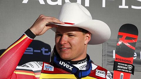 Thomas Dreßen aus Deutschland jubelt auf dem Podium über seinen Sieg. F. Foto: Jeff Mcintosh/The Canadian Press/AP/dpa