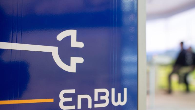Das Logo des Energiekonzerns EnBW steht auf einer Ladesäule.