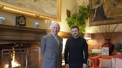 Selenskyj (r.) wurde von König Charles III. auf dem Landsitz Sandringham empfangen.
