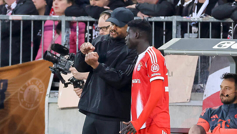 Trainer Vincent Kompany gibt Deb&uuml;tant Bara Sapoko Ndiaye an der Seitenlinie letzte Anweisungen, bevor der 18-J&auml;hrige beim Ausw&auml;rtsspiel in Hamburg f&uuml;r den FC Bayern eingewechselt wird.