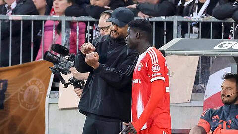 Trainer Vincent Kompany gibt Deb&uuml;tant Bara Sapoko Ndiaye an der Seitenlinie letzte Anweisungen, bevor der 18-J&auml;hrige beim Ausw&auml;rtsspiel in Hamburg f&uuml;r den FC Bayern eingewechselt wird.