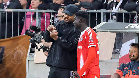 Trainer Vincent Kompany gibt Deb&uuml;tant Bara Sapoko Ndiaye an der Seitenlinie letzte Anweisungen, bevor der 18-J&auml;hrige beim Ausw&auml;rtsspiel in Hamburg f&uuml;r den FC Bayern eingewechselt wird.