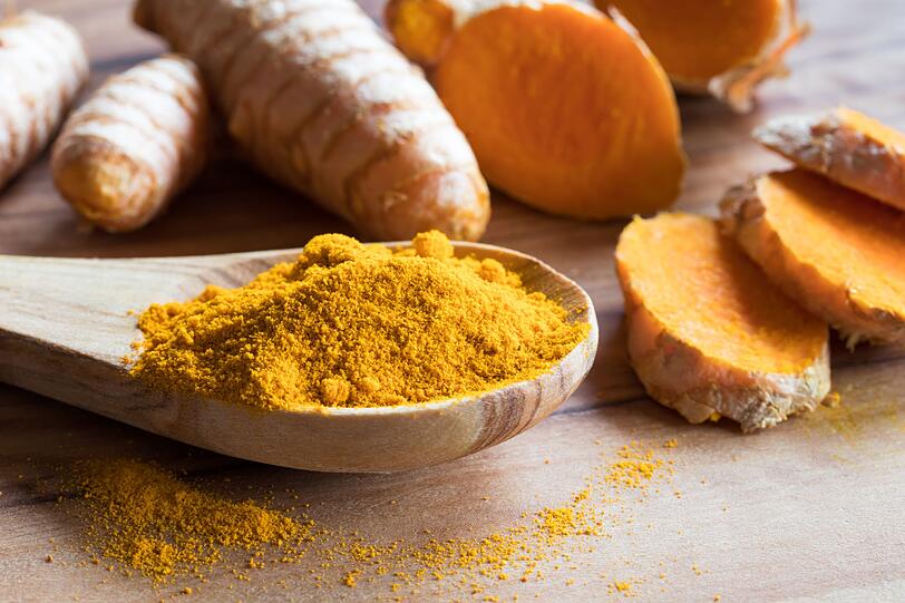 Auch dem Ingwergewächs Kurkuma wird eine gesundheitsfördernde Wirkung nachgesagt. Verstärkt durch die Kombination mit schwarzem Pfeffer soll das im Kurkuma enthaltene Polyphenol Curcumin, bei Verdauungs- und Magenbeschwerden helfen. Kurkuma wird oft in asiatischen Reisgerichten eingesetzt sowie als Zutat im Heißgetränk "Goldene Milch". Auch dem Ingwergewächs Kurkuma wird eine gesundheitsfördernde Wirkung nachgesagt. Verstärkt durch die Kombination mit schwarzem Pfeffer soll das im Kurkuma enthaltene Polyphenol Curcumin, bei Verdauungs- und Magenbeschwerden helfen. Kurkuma wird oft in asiatischen Reisgerichten eingesetzt sowie als Zutat im Heißgetränk "Goldene Milch".