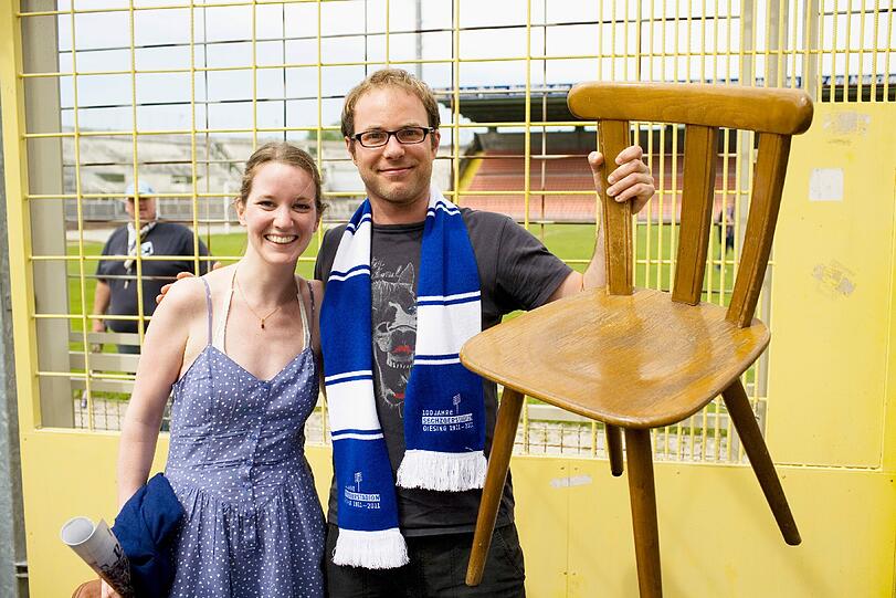 Stefan Schilling (28), Immobilien projektentwickler und Dorit Friebe (27), persönliche Assistententin aus München: &bdquo;Wir haben Stuhl und Bank gekauft, weil Löwen-Fan Stefan für seine neue Wohnung Möbel braucht.&ldquo; Schilling: &bdquo;Ich finde, dass in dem Mobiliar aus dem Stadion viel Vergangenheit steckt.&ldquo; Friebe: &bdquo;Und ich finde, dass es passt.&ldquo;