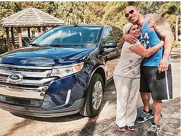 Dwayne Johnson mit Haushälterin und Auto