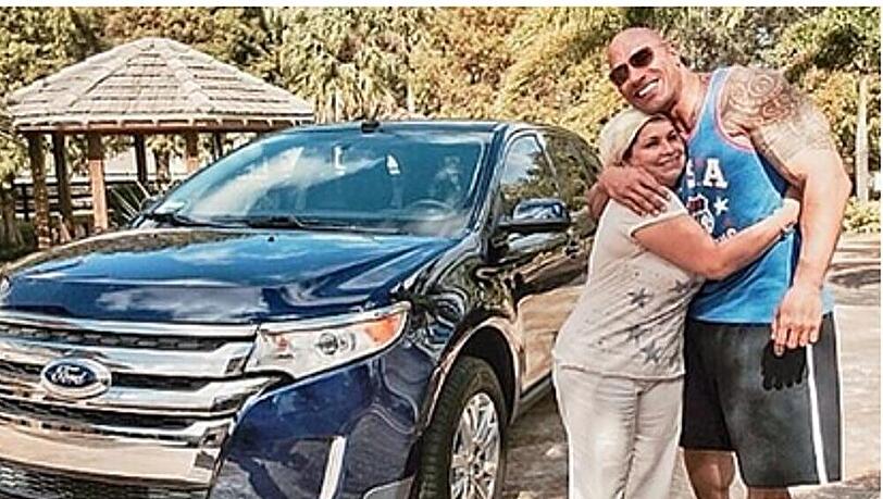 Dwayne Johnson mit Haushälterin und Auto Dwayne Johnson mit Haushälterin und Auto