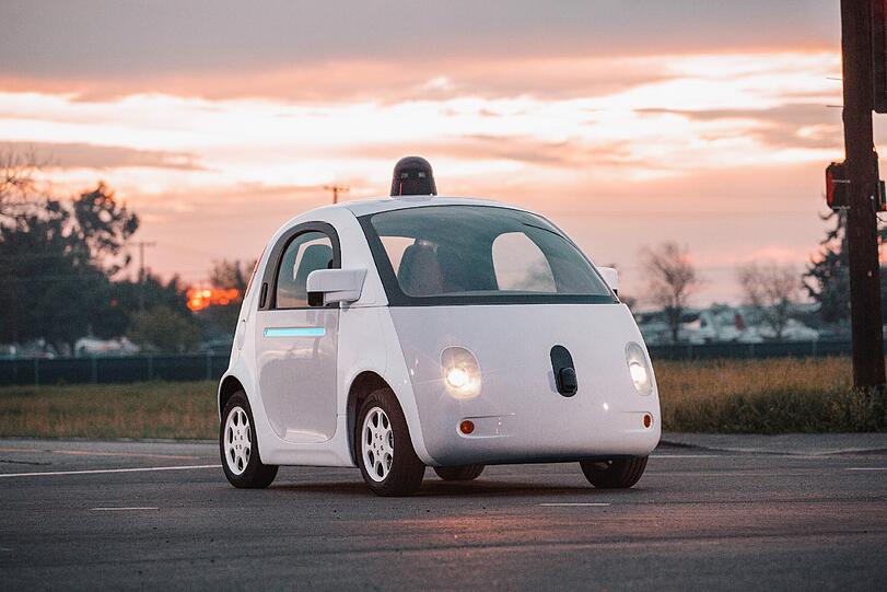 Langsamer als die Polizei erlaubt: Googles selbstfahrendes Auto muss noch schneller werden.