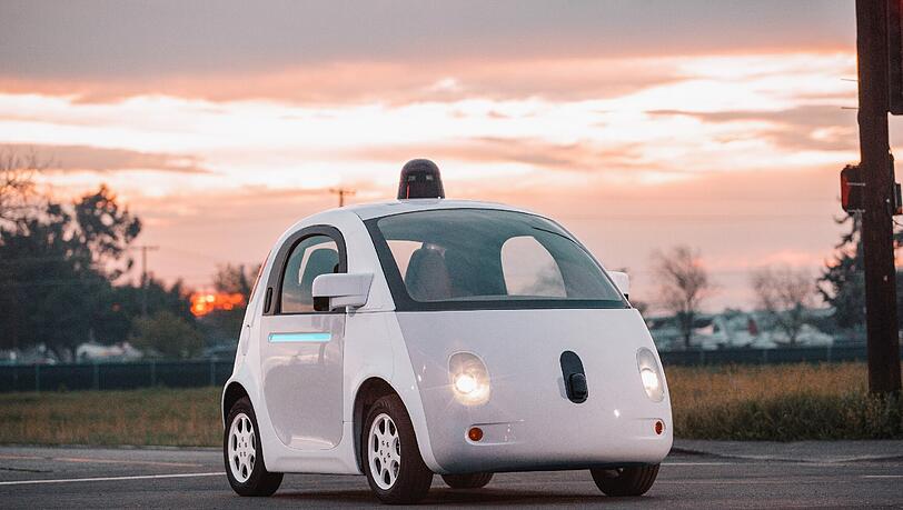 Langsamer als die Polizei erlaubt: Googles selbstfahrendes Auto muss noch schneller werden. Langsamer als die Polizei erlaubt: Googles selbstfahrendes Auto muss noch schneller werden.