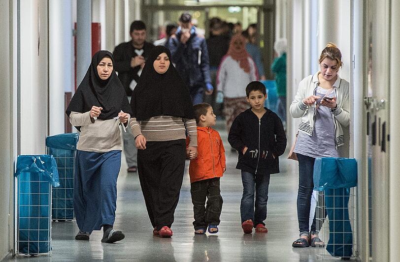 Frauen und Kinder in einer Flüchtlingsunterkunft. Foto: Boris Roessler/Archiv