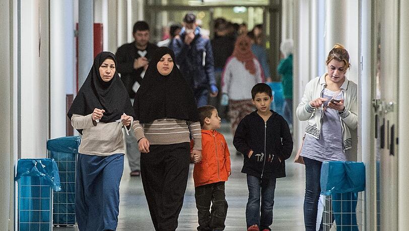 Frauen und Kinder in einer Flüchtlingsunterkunft. Foto: Boris Roessler/Archiv Frauen und Kinder in einer Flüchtlingsunterkunft. Foto: Boris Roessler/Archiv
