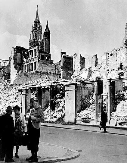 Was übrig war: ein amerikanischer Soldat 1947 in der Altstadt.