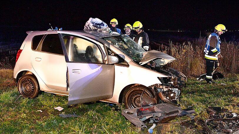 Trümmerfeld auf der Straße: Beide Fahrzeuge sind komplett zerstört, einer der Fahrer starb noch am Unfallort.