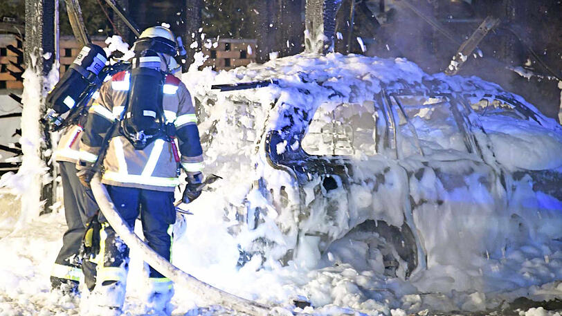 Schaum soweit das Auge reicht: Die Bilder vom Feuerwehreinsatz in Neubiberg, wo eine Garage komplett abgebrannt ist.