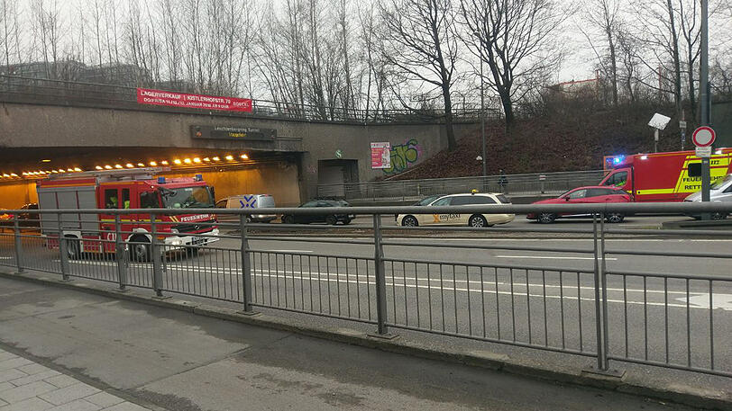 Die eingetroffene Feuerwehr sperrte den Tunnel ab. Grund war ein brennender Lkw.
