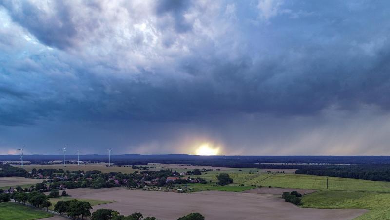 Dunkle Regenwolken ziehen über eine Landschaft. Foto: Patrick Pleul/Archivbild Dunkle Regenwolken ziehen über eine Landschaft. Foto: Patrick Pleul/Archivbild