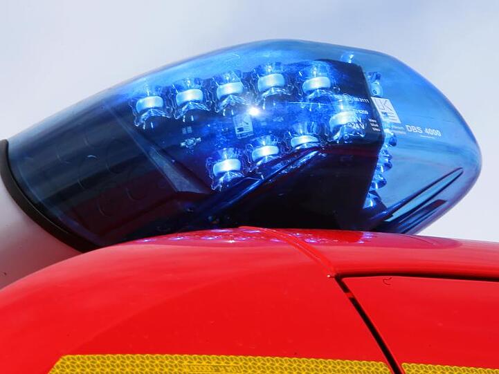 Ein leuchtendes LED-Blaulicht der Feuerwehr. Foto: Stephan Jansen/dpa/Symbolbild