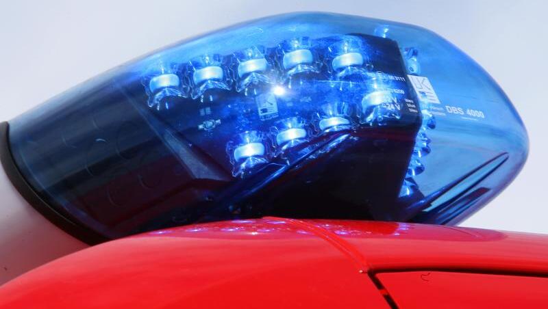 Ein leuchtendes LED-Blaulicht der Feuerwehr. Foto: Stephan Jansen/dpa/Symbolbild Ein leuchtendes LED-Blaulicht der Feuerwehr. Foto: Stephan Jansen/dpa/Symbolbild