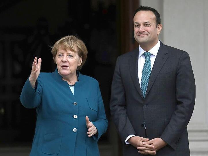 Der irische Premierminister Leo Varadkar emüfängt Bundeskanzlerin Angela Merkel am Farmleigh Haus in Dublin.