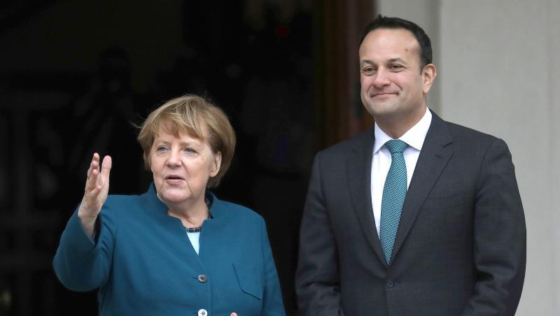 Der irische Premierminister Leo Varadkar emüfängt Bundeskanzlerin Angela Merkel am Farmleigh Haus in Dublin. Der irische Premierminister Leo Varadkar emüfängt Bundeskanzlerin Angela Merkel am Farmleigh Haus in Dublin.