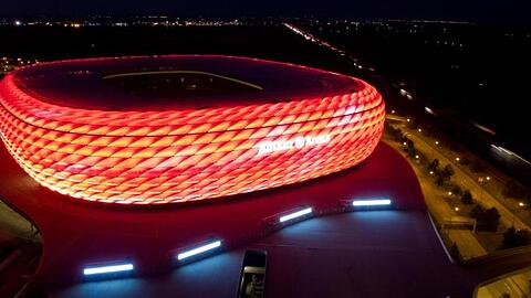 Die Außenhülle der Allianz-Arena leuchtet farbig. (Archivbild)