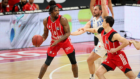 Die Basketballer des FC Bayern München feiern einen ungefährdeten Sieg gegen die Frankfurter.