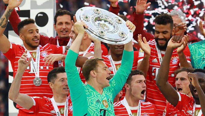 Bayern-Kapitän Manuel Neuer im vergangenen Jahr mit der Meisterschale – damals noch mit dem Original.