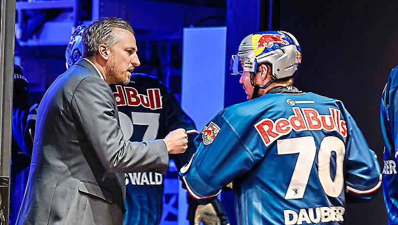 Nah dran an der Mannschaft: EHC-Trainer Max Kaltenhauser (l.) klatscht mit Verteidiger Maximilian Daubner ab.